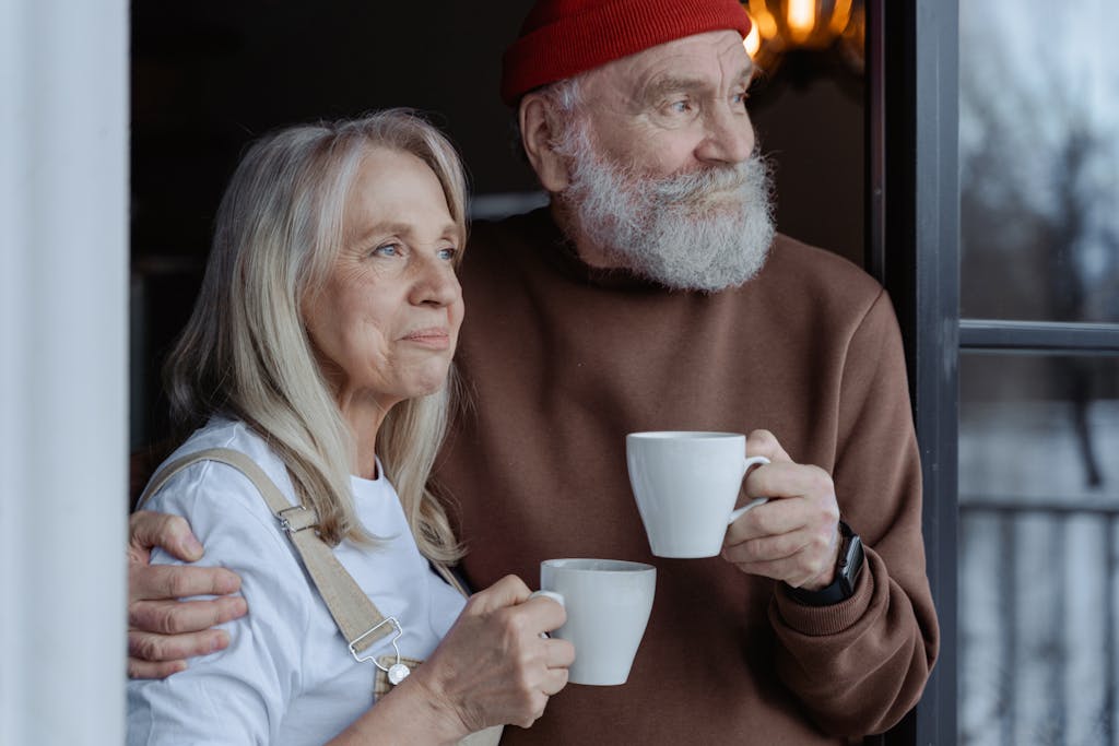 Deux seniors profitant d'une café leur servant de protecteur osseux.